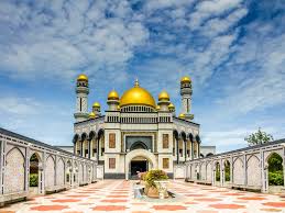 Jame'Asr Hassanil Bolkiah Mosque is the largest and one of the most iconic mosques in Brunei. 